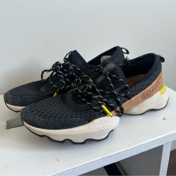 Sorel Black and Beige Athletic Shoes - Size 8 - Picture 2 of 5